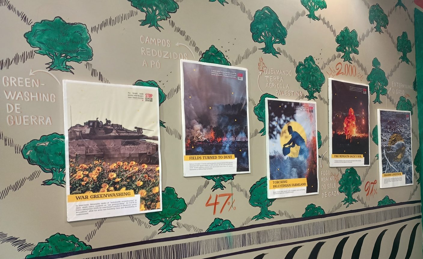 Foto colorida de painel com imagens e dados da destruição ambiental em Gaza