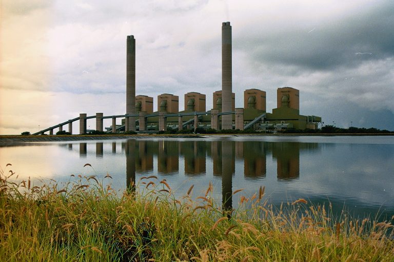 Foto colorida de usina de Matimba, em Limpopo, na África do Sul. Na imagem, aparecem as seis unidades da usina nas margens de um Rio