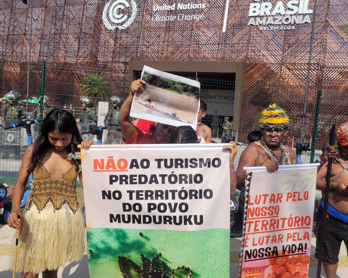 Indígenas em manifestação em frente ao pavilhão COP30, em Belém: demarcação de terras e veto a grandes empreendimentos (Foto: Divulgação