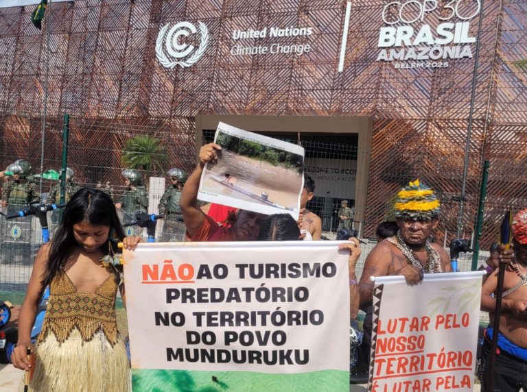 Indígenas em manifestação em frente ao pavilhão COP30, em Belém: demarcação de terras e veto a grandes empreendimentos (Foto: Divulgação