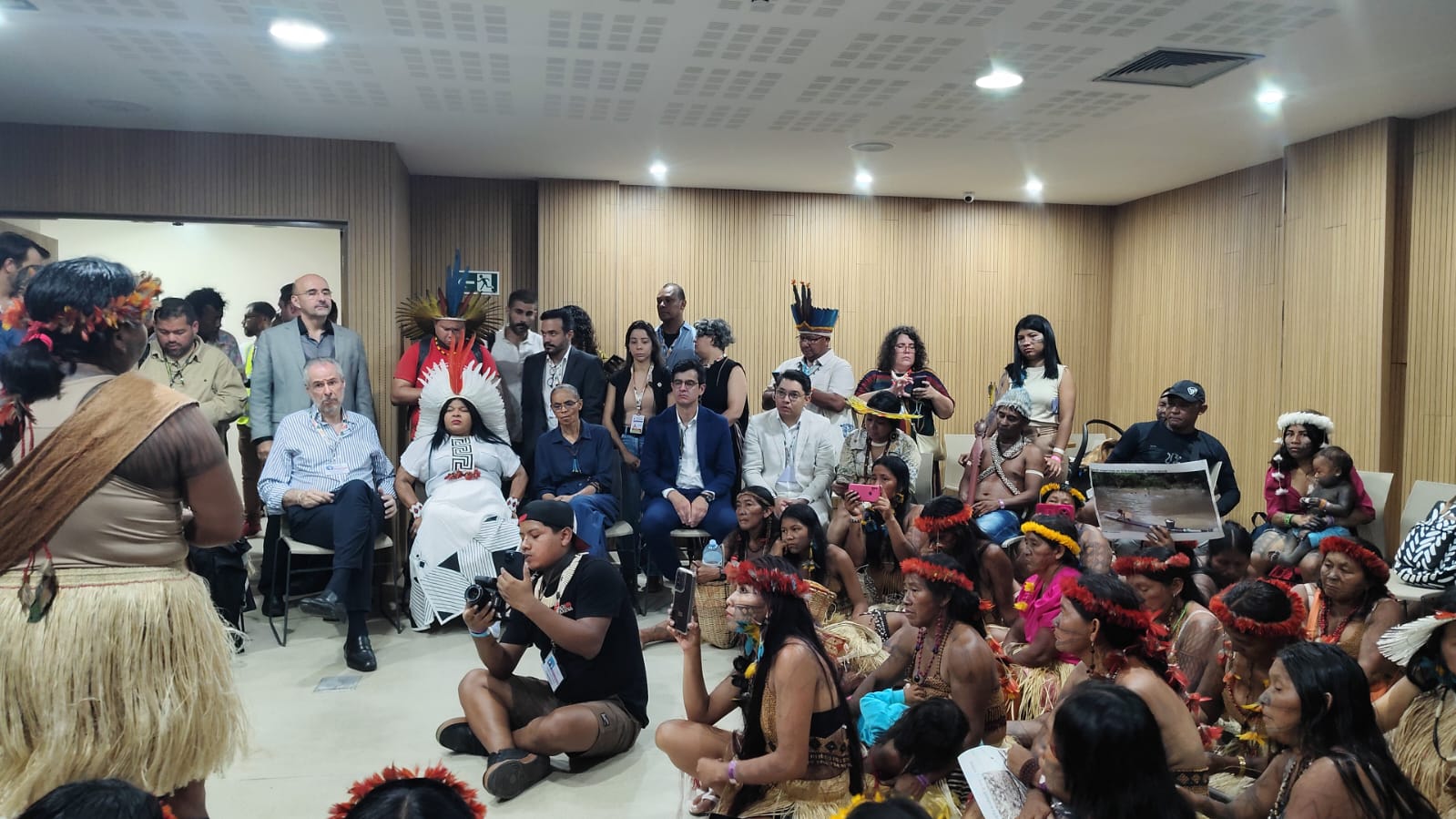 As ministras Sônia Guajajara e Marina Silva e o embaixador André Corrêa do Lago em reunião com líderes mundurukus (Foto: Divulgação)