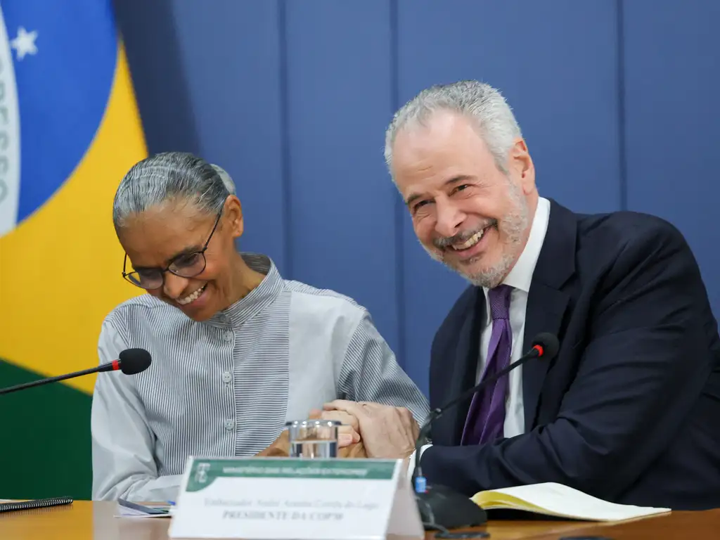 Marina Silva, ministra do Meio Ambiente e Mudança do Clima, e o presidente da COP30, embaixador André Aranha Corrêa do Lago, durante uma entrevista coletiva em Belém. Foto: Fabio Rodrigues-Pozzebom/ Agência Brasil