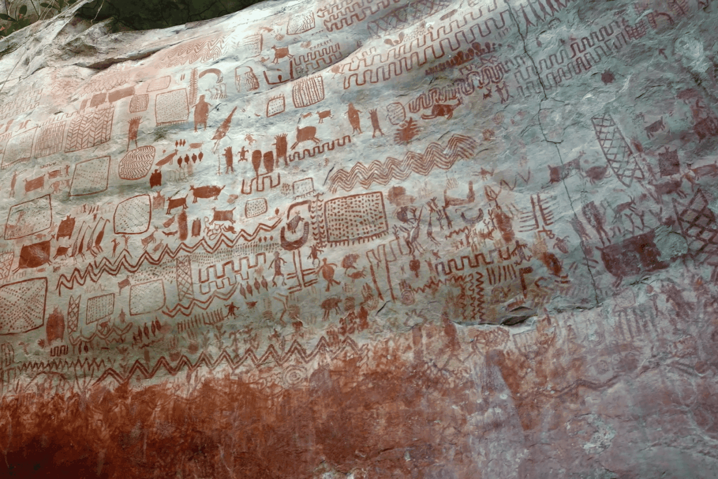 Foto colorida de pinturas rupestres em parede de tepui no Parque Nacional do Chiribiquete, na Colômbia. Arqueologia