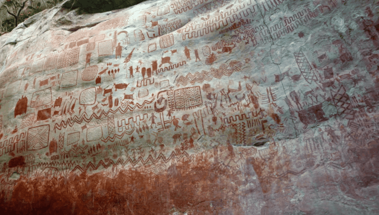 Foto colorida de pinturas rupestres em parede de tepui no Parque Nacional do Chiribiquete, na Colômbia. Arqueologia