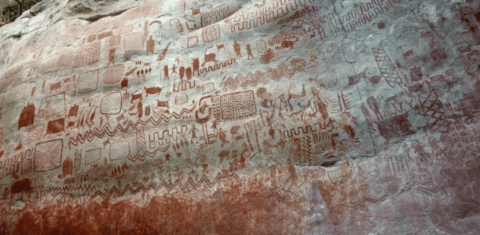 Foto colorida de pinturas rupestres em parede de tepui no Parque Nacional do Chiribiquete, na Colômbia. Arqueologia