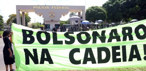 Manifestação em frente a sede da Polícia Federal após a prisão do ex-presidente Jair Bolsonaro. Foto: Valter Campanato/Agência Brasil