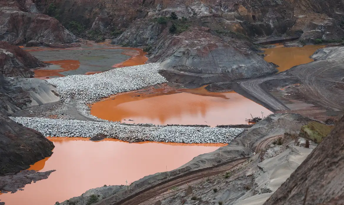 Foto colorida de rejeitos de lama da Barragem de Fundão, na cidade de Mariana, em Minas Gerais