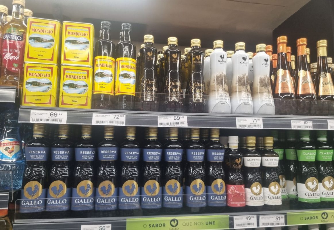 Marcas de azeite português em supermercado no Rio: seca prolongada e calor extrema na Europa provocou disparada de preços no Brasil (Foto: Oscar Valporto)