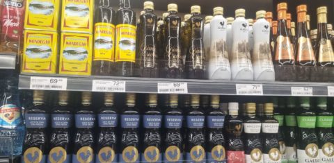 Marcas de azeite português em supermercado no Rio: seca prolongada e calor extrema na Europa provocou disparada de preços no Brasil (Foto: Oscar Valporto)