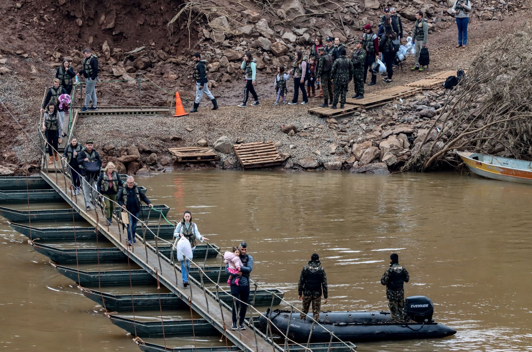 Militares improvisam ponte para ajudar vítimas das chuvas no Vale do Taquari: mais vulneráveis são os mais atingidos pela crise climática (Foto: Rafa Neddermeyer / Agência Brasil - 21/05/2024)