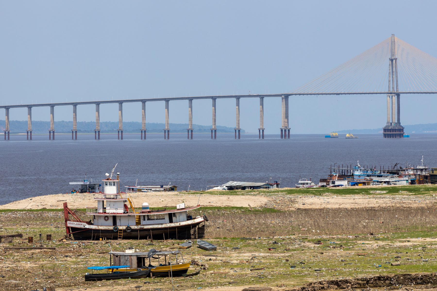 Estiagem extrema na Amazônia faz embarcações encalharem no Rio Negro sem água: seca mais severa em 50 anos no Brasil (Foto: Marizilda Cruppe / Greenpeace)