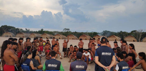 Técnicos do IBGE em aldeia indígena em Roraima: números do Censo 2022 mostram uma diminuição da população indígena residente em áreas rurais e TIs (Foto: Agência IBGE)