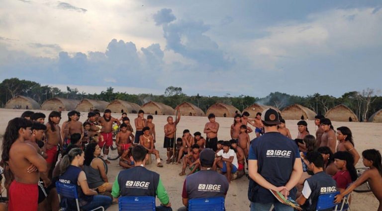 Técnicos do IBGE em aldeia indígena em Roraima: números do Censo 2022 mostram uma diminuição da população indígena residente em áreas rurais e TIs (Foto: Agência IBGE)