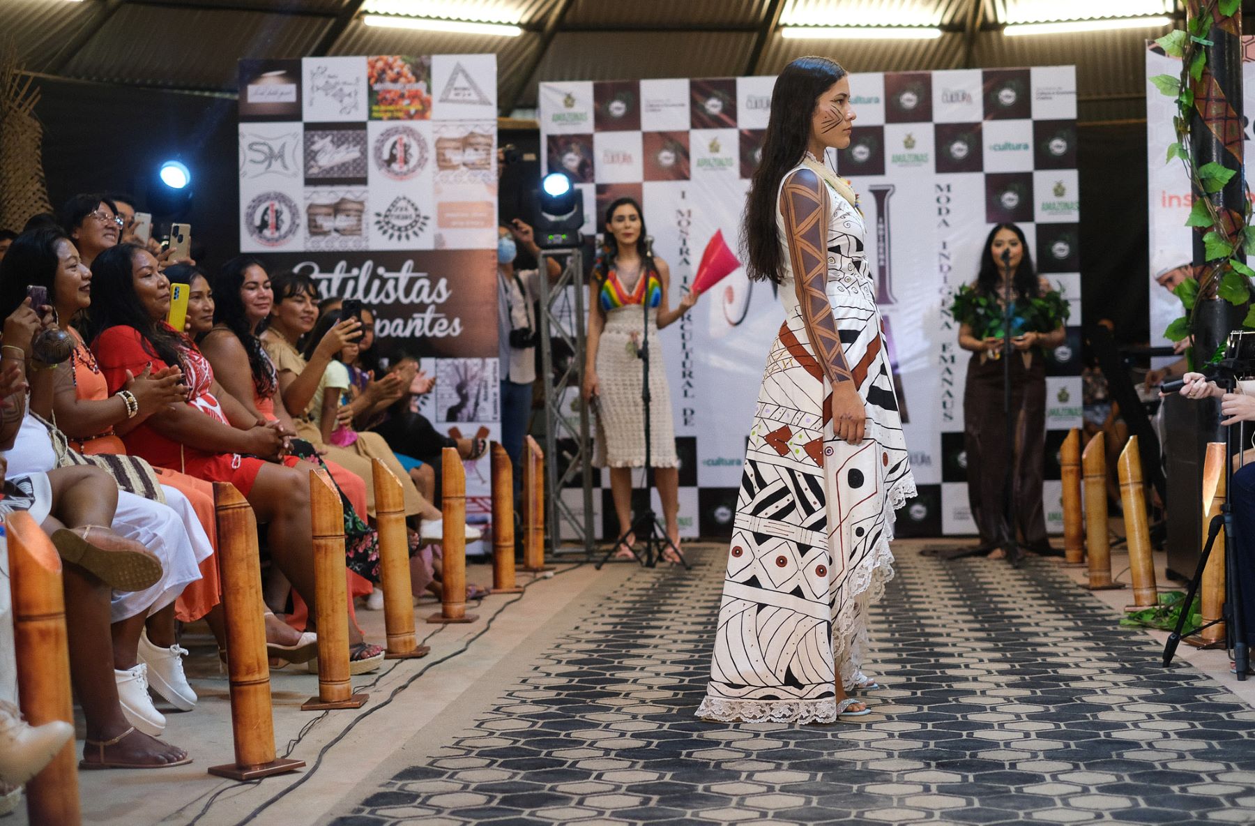 Desfile de Moda Indígena no Parque das Tribos, comunidade indígena urbana em Manaus: precariedade de serviços dentro e fora das aldeias de saneamento (Foto: Alberto César Araújo/ Amazônia Real)