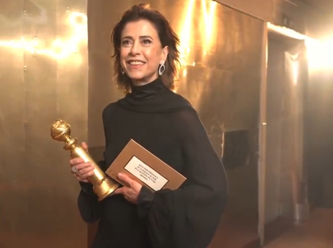 Fernanda Torres com seu Globo de Ouro após a cerimônia em Los Angeles: Vitória da atriz brasileira é um tapa na cara de quem desejou tanto silenciar os horrores da ditadura (Foto: Golden Globes / Divulgação)