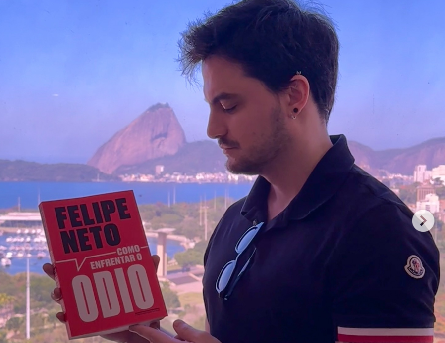 Felipe Neto com seu livro Como Enfrentar o Ódio: "precisamos ensinar os jovens sobre fake news, sobre bullying cibernético e sobre tudo o que as redes oferecem" (Foto: Instagram/Reprodução)