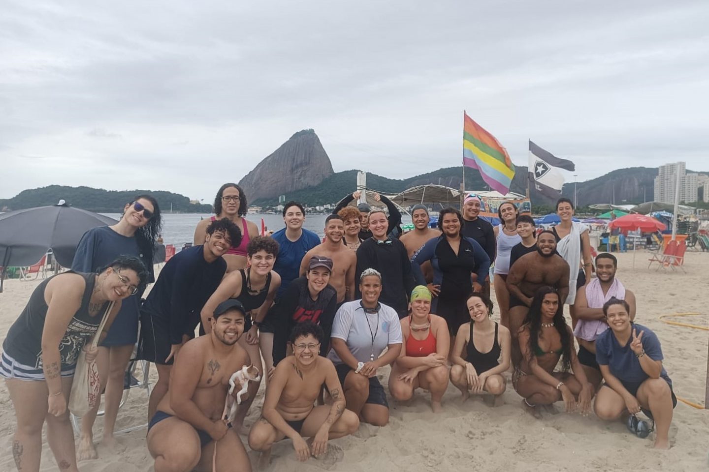 Integrantes do projeto Aquatrans na Praia do Flamengo, no Rio: acolhimento e sensação de liberdade (Foto: Aquatrans / Divulgação)