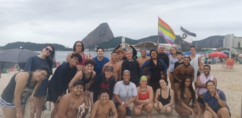 Integrantes do projeto Aquatrans na Praia do Flamengo, no Rio: acolhimento e sensação de liberdade (Foto: Aquatrans / Divulgação)