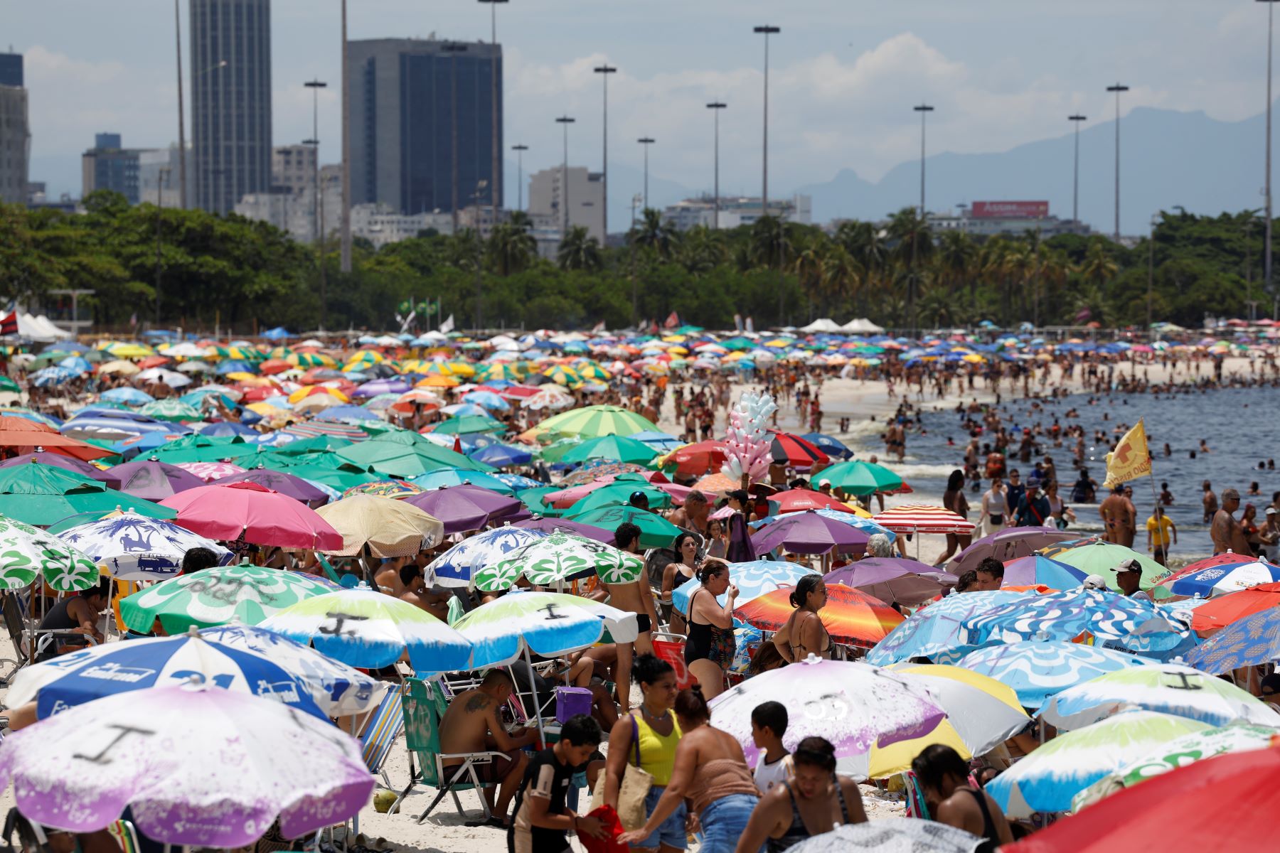 Cariocas lotam a Praia do Flamengo, redescoberta com a melhoria da qualidade da água da Baía de Guanabara: hábito para o Rio 40 graus desde o tempo dos tupinambás (Foto; Fernando Frazão / Agência Brasil - 25/01/2025)