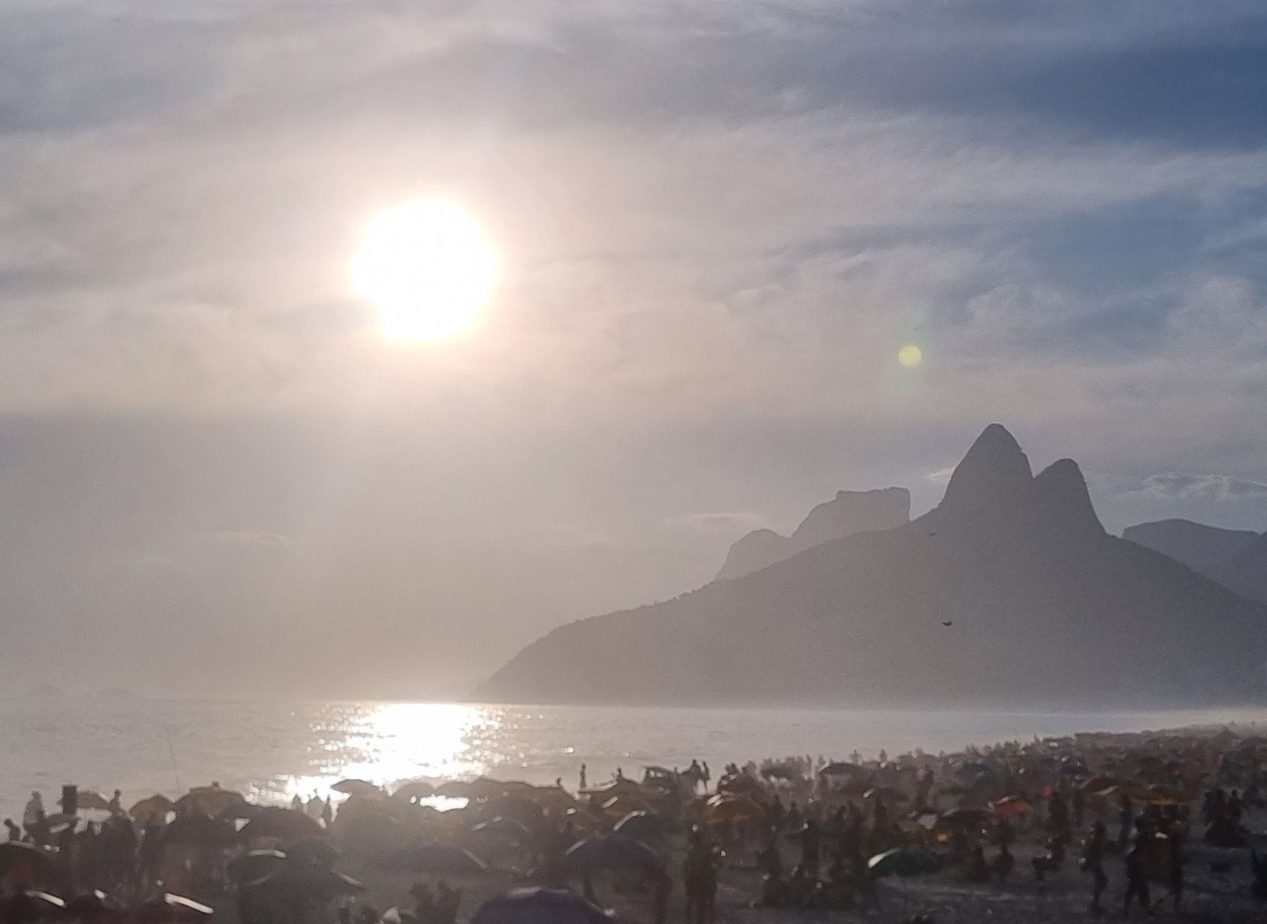 Praia de Ipanema lotada no fim de tarde: programa popular no verão para todos os tipos de cariocas até de noite (Foto: Oscar Valporto - 17/01/2025)