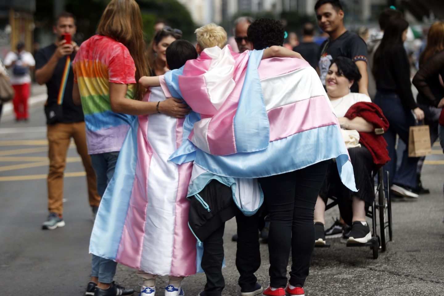 Ativistas com bandeiras do movimento trans em manifestação em São Paulo: luta por dignidade e respeito no Dia da Visibilidade Trans (Foto: Paulo Pinto / Agência Brasil - 28/01/2024)
