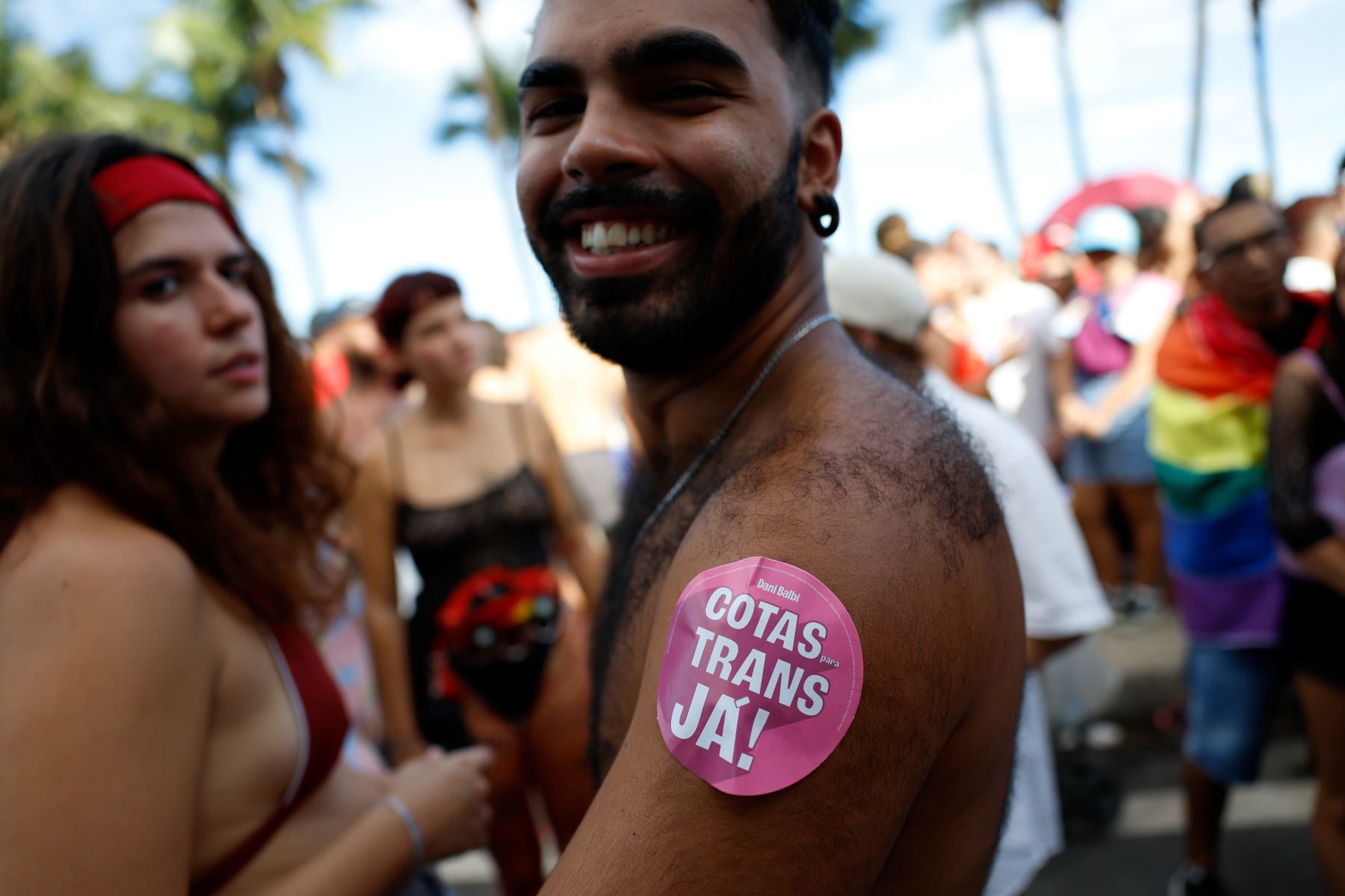 Adesivo com a defesa das cotas para Trans na Parada do Orgulho LGBTI+ no Rio: reivindicações para garantir inclusão no ensino e no mercado de trabalho (Foto: Fernando Frazão / Agência Brasil - 24/11/2024)