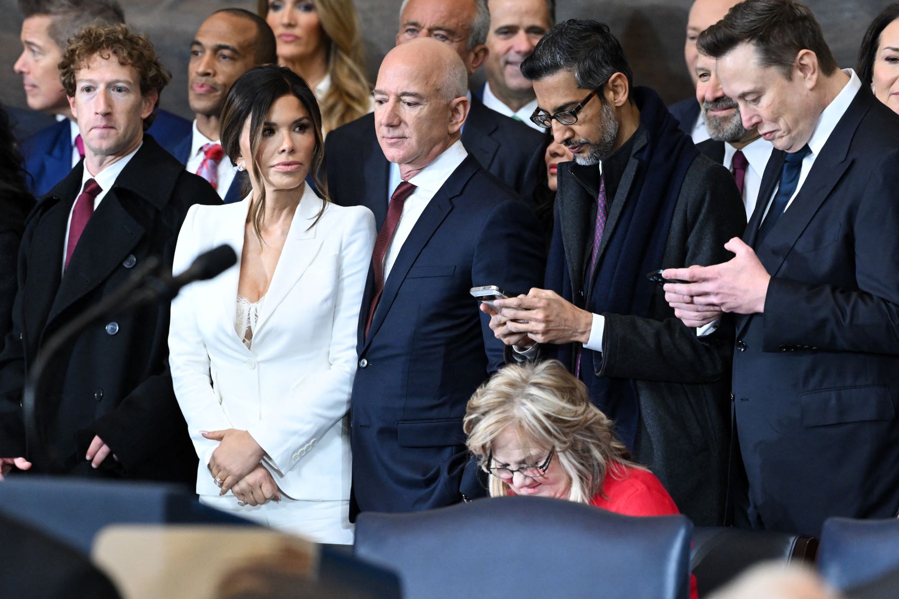 Mark Zuckerberg (da Meta), Jeff Bezos (da Amazona, ao lado da noiva, Lauren Sanchez), Sundar Pichai (do Googlee Elon Musk ( do X) na posse de Donald Trump: no bromance, uma visão de mundo misógina e racista (Foto: Saul Loeb / AFP - 20/01/2025)