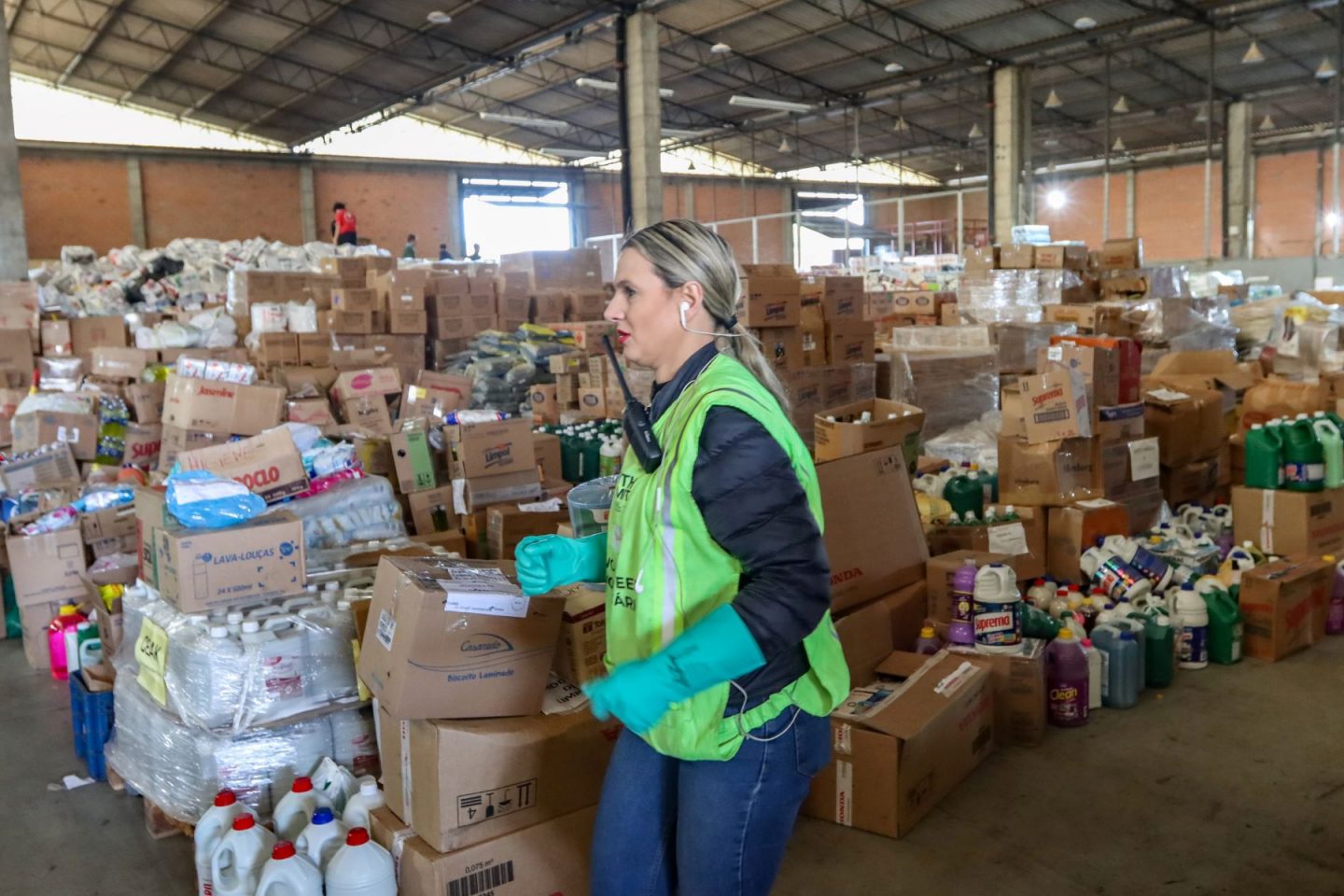 Galpão com doações para vítimas das enchentes no Rio Grande do Sul: diante das complexidades e dos desafios do país, falta apoio das entidades filantrópicas brasileiras a organizações que combatam as desigualdades socioeconômicas (Foto: Rafa Nedderneyer / Agência Brasil - 06/05/2024)