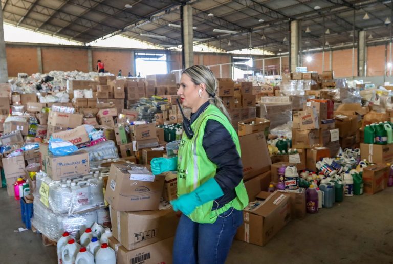 Galpão com doações para vítimas das enchentes no Rio Grande do Sul: diante das complexidades e dos desafios do país, falta apoio das entidades filantrópicas brasileiras a organizações que combatam as desigualdades socioeconômicas (Foto: Rafa Nedderneyer / Agência Brasil - 06/05/2024)