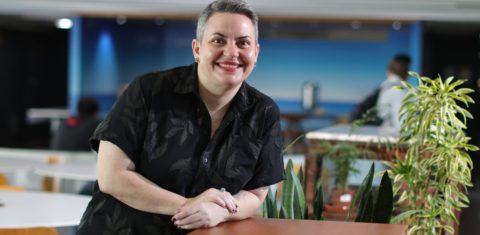 A teóloga Ana Ester durante o seminário no Rio: "discursos de ódio negam a integralidade de LGBTs à experiência da fé" (Foto: Rodrigo Gorosito / Divulgação)
