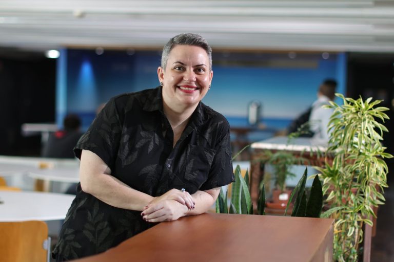 A teóloga Ana Ester durante o seminário no Rio: "discursos de ódio negam a integralidade de LGBTs à experiência da fé" (Foto: Rodrigo Gorosito / Divulgação)