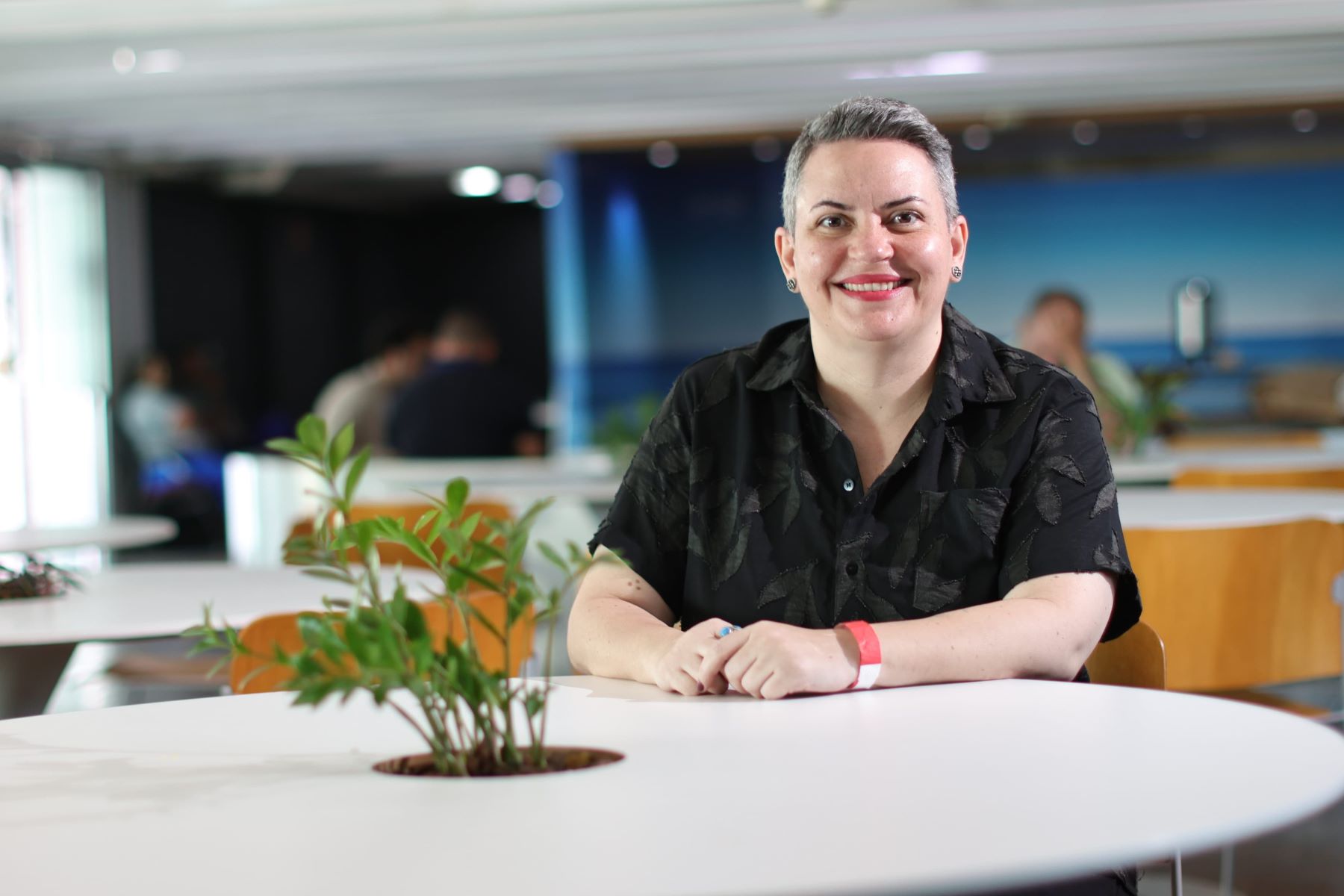 Ana Ester na biblioteca pública no Rio que abrigou o Seminário LGBTQIA+ de Fé: "trabalhar com a esperança é trabalhar com a ideia estética de que é possível construir um outro mundo possível" (Foto: Rodrigo Gorosito)