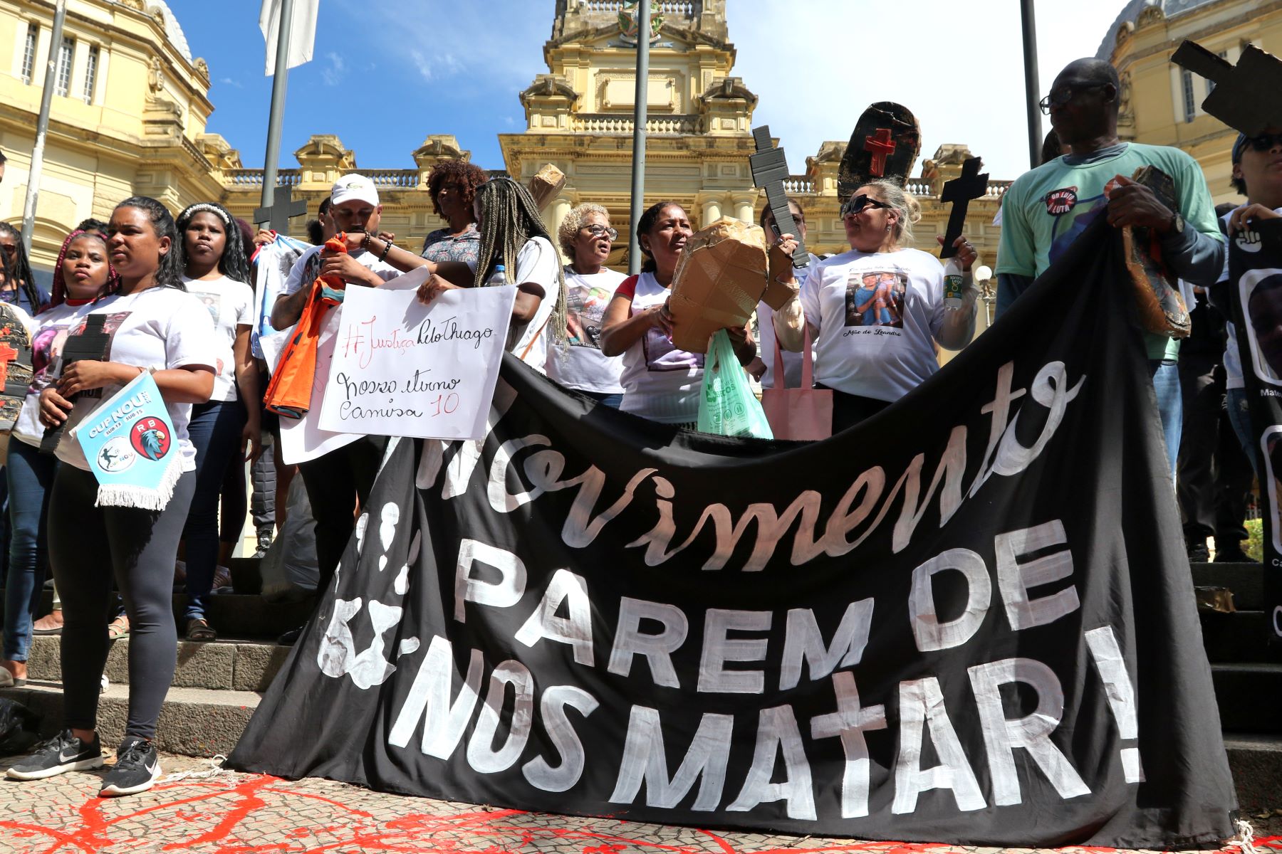 Protesto contra a violência policial em frente ao Palácio Guanabara, sede do governo estadual: restrições determinadas pelo STF não impediram as duas operações policiais mais letais da história do Rio de Janeiro (Foto: Tânia Rego / Agência Brasil - 16/08/2025)