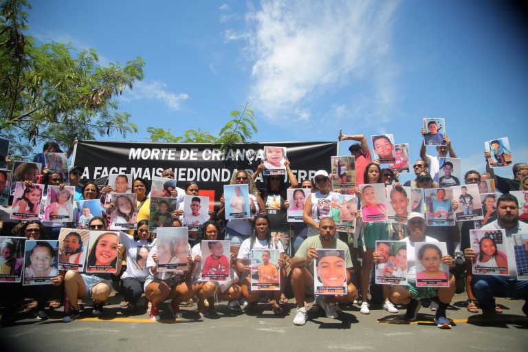 Pais e parentes protestam contra retirada de fotos de crianças vítimas da violência: a dor que o Rio não quer ver (Foto: Rafael Henrique Brito / ONG Rio de Paz - 04/01/2025)