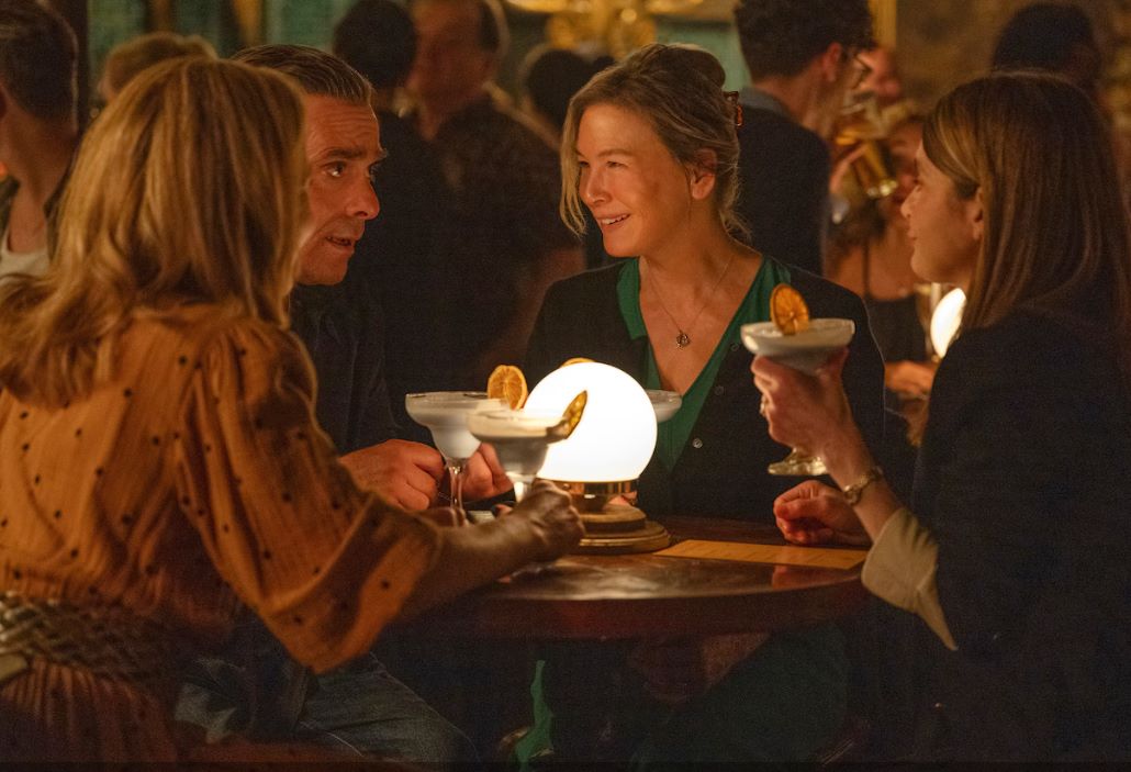 Bridget Jones (Renée Zellweger) com os amigos Shazzer Sally Phillips, Tom (James Callis) e Jude (Shirley Henderson) numa cena do filme: na vida, quem é seu elenco de apoio? (Foto: Universal Pictures / Divulgação)