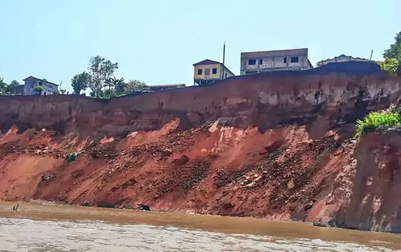 Vila com 40 engolidas por desabamento de barranco no município de Beruri, no Amazonas: terras caídas ameaçam população às margens de rios (Foto: Divulgação - 03/10/2023)