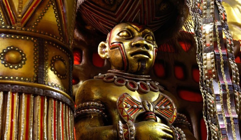 Alegoria da Unidos de Padre Miguel que vai contar a história da fundadora do primeiro terreiro de candomblé do Brasil: a maioria dos enredos da escolas do Rio tem raízes africanas (Foto: Tânia Rego / Agência Brasil)