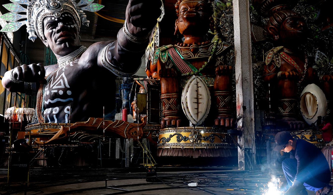 Preparativos no barracão da Unidos da Tijuca: enredo Logun-Edé – Santo Menino que Velho Respeita vai contar a história da divindade cultuada pelas religiões de matriz africana conhecida como “príncipe dos orixás” (Foto: Tânia Rego / Agência Brasil)