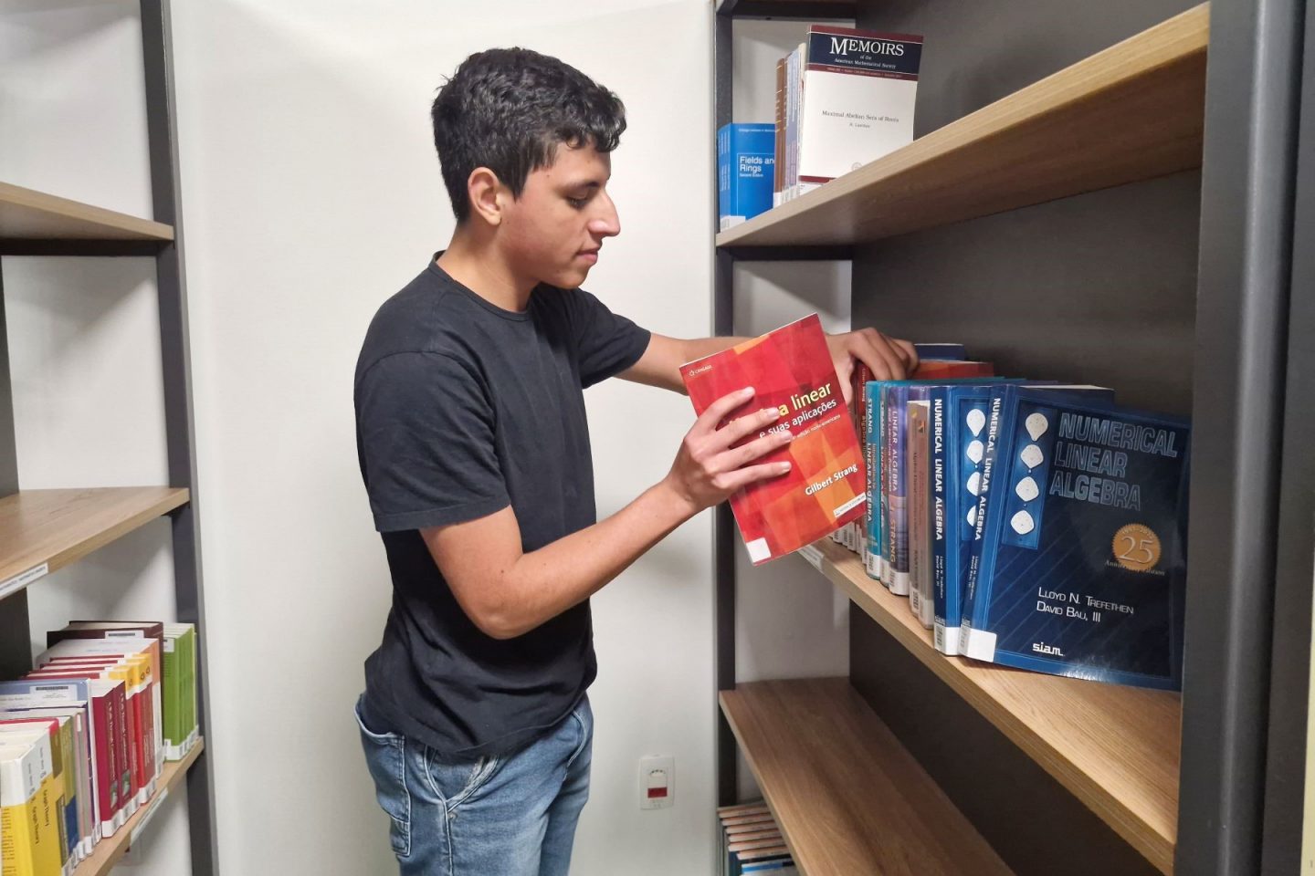 Bruno, multimedalhista em olimpíadas de matemática, na biblioteca do Impa Tech: competições científicas impulsionam acesso à universidade (Foto: Ana Carolina Ferreira)