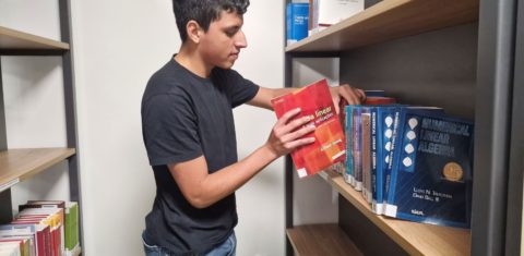 Bruno, multimedalhista em olimpíadas de matemática, na biblioteca do Impa Tech: competições científicas impulsionam acesso à universidade (Foto: Ana Carolina Ferreira)