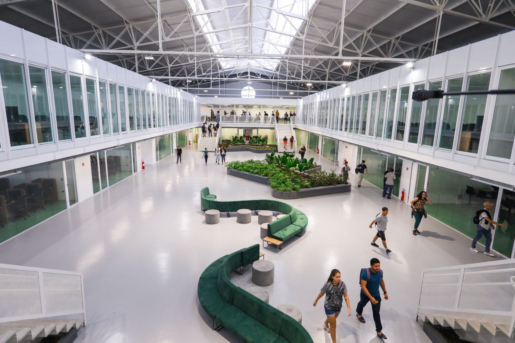 Estudantes no salão do Impa Tech, na zona portuária do Rio: 13 salas de aula, todas com paredes de vidro, oito laboratórios, biblioteca, auditório e salas de estudo (Foto: Rafael Catarcione / Prefeitura do Rio)