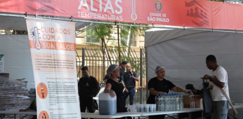 Distribuição de água durante período de seca e calor em São Paulo: 100 cidades mais populosas do mundo estão se tornando cada vez mais expostas a inundações e secas (Foto: Paulo Pinto / Agência Brasil - 11/02/2025)