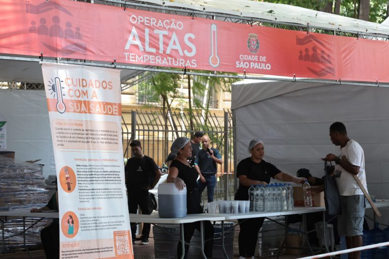 Distribuição de água durante período de seca e calor em São Paulo: 100 cidades mais populosas do mundo estão se tornando cada vez mais expostas a inundações e secas (Foto: Paulo Pinto / Agência Brasil - 11/02/2025)