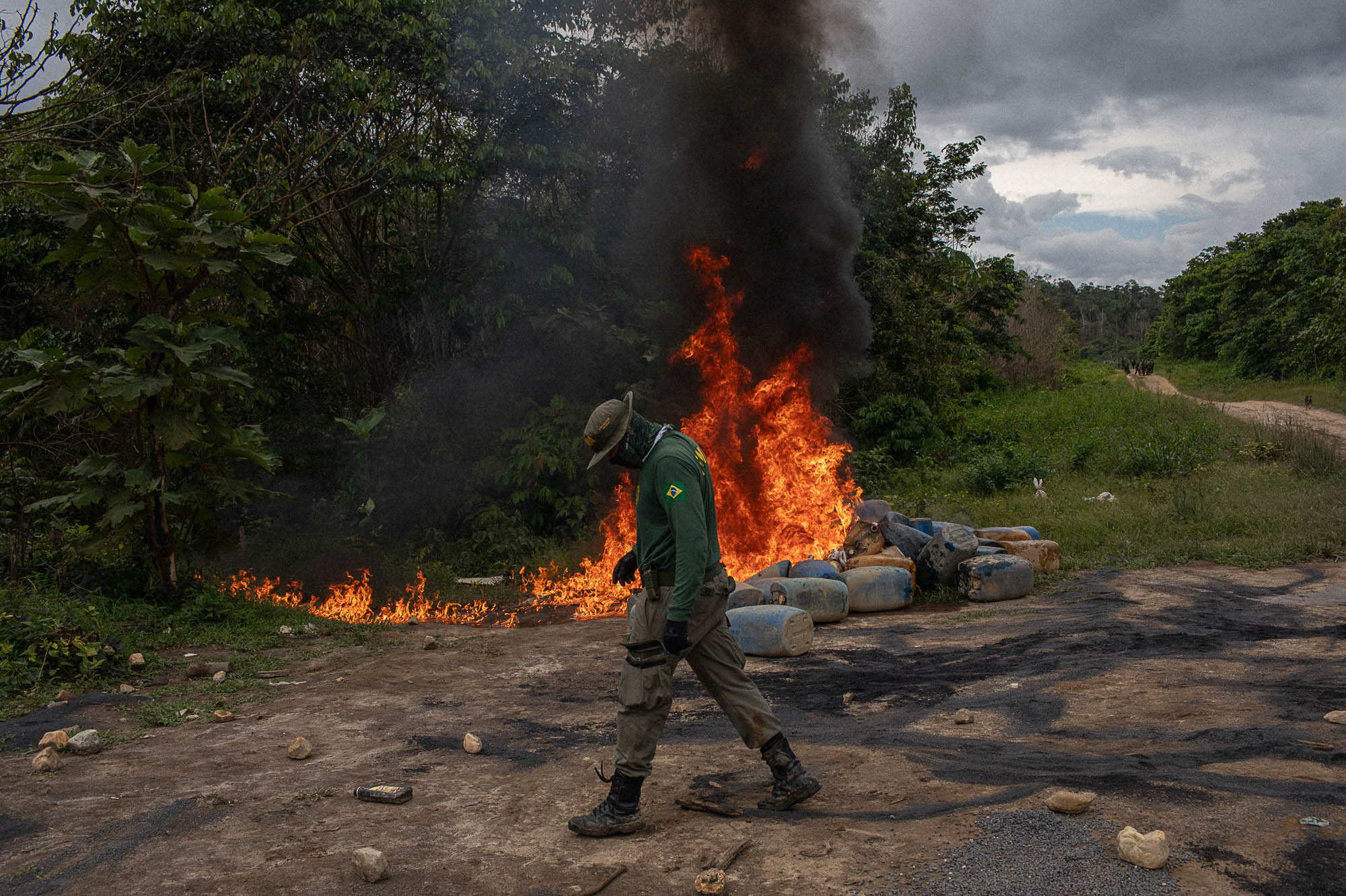 Destruição de material de garimpeiros na TI Yanomami: traficantes aliados a grilagem, garimpo ilegal e desmatamento ((Foto: Bruno Mancinelle / Casa de Governo)