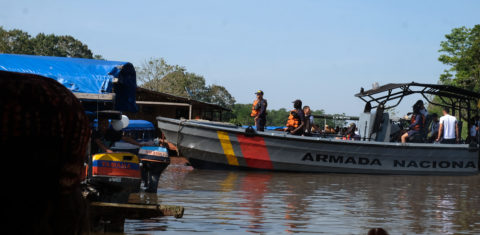 Patrulhamento da Marinha da Colômbia entre Letícia e Tabatinga: avanço do narcotráfico impõe clima de medo e insegurança nos territórios indígenas na Amazônia brasileira e também nos países vizinhos (Foto: Alberto César Araújo / Amazônia Real)