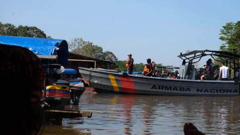 Patrulhamento da Marinha da Colômbia entre Letícia e Tabatinga: avanço do narcotráfico impõe clima de medo e insegurança nos territórios indígenas na Amazônia brasileira e também nos países vizinhos (Foto: Alberto César Araújo / Amazônia Real)