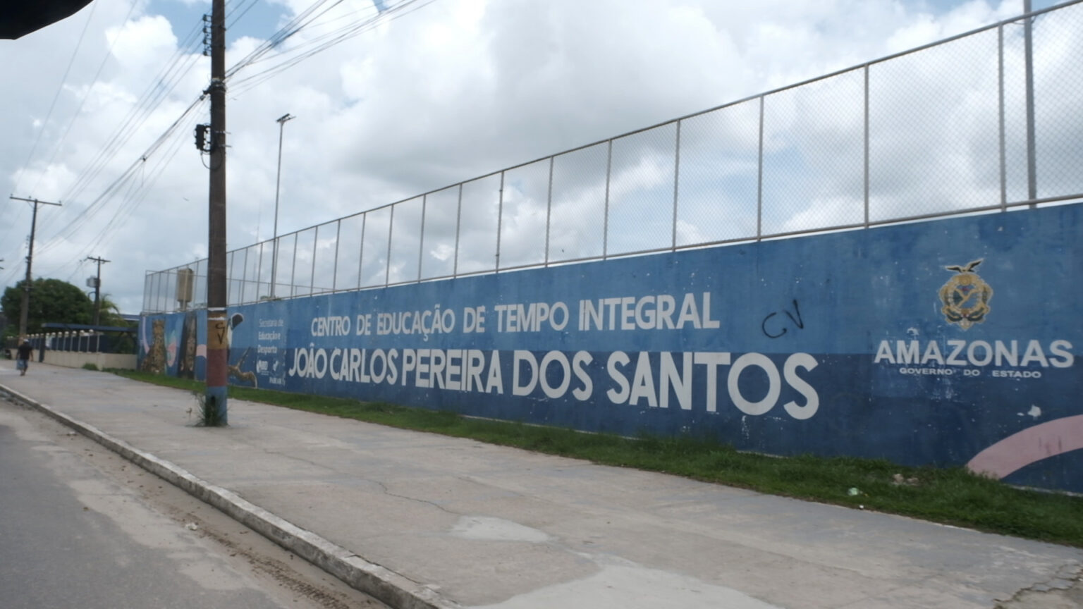 Pichação do Comando Vermelho em muro de escola, em Tabatinga (AM) próximo à fronteira com a Colômbia: avanço das facções criminosas na Amazônia fazem terras indígenas entrarem na rota do tráfico internacional de drogas (Foto: Alberto César Araújo / Amazônia Real)