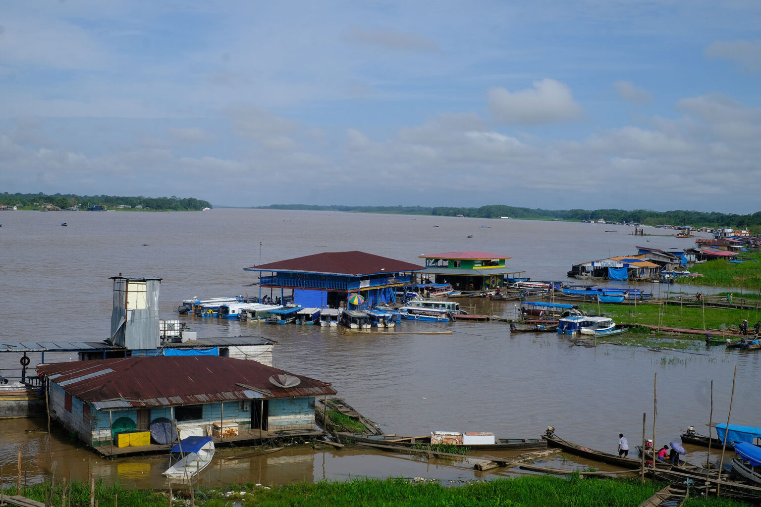 Porto em Tabatinga e ao fundo a tríplice fronteira entre Brasil, Colômbia e Peru: tráfico internacional de drogas ameaça Amazônia e territórios indígenas da região (Foto: Alberto César Araújo / Amazônia Real)