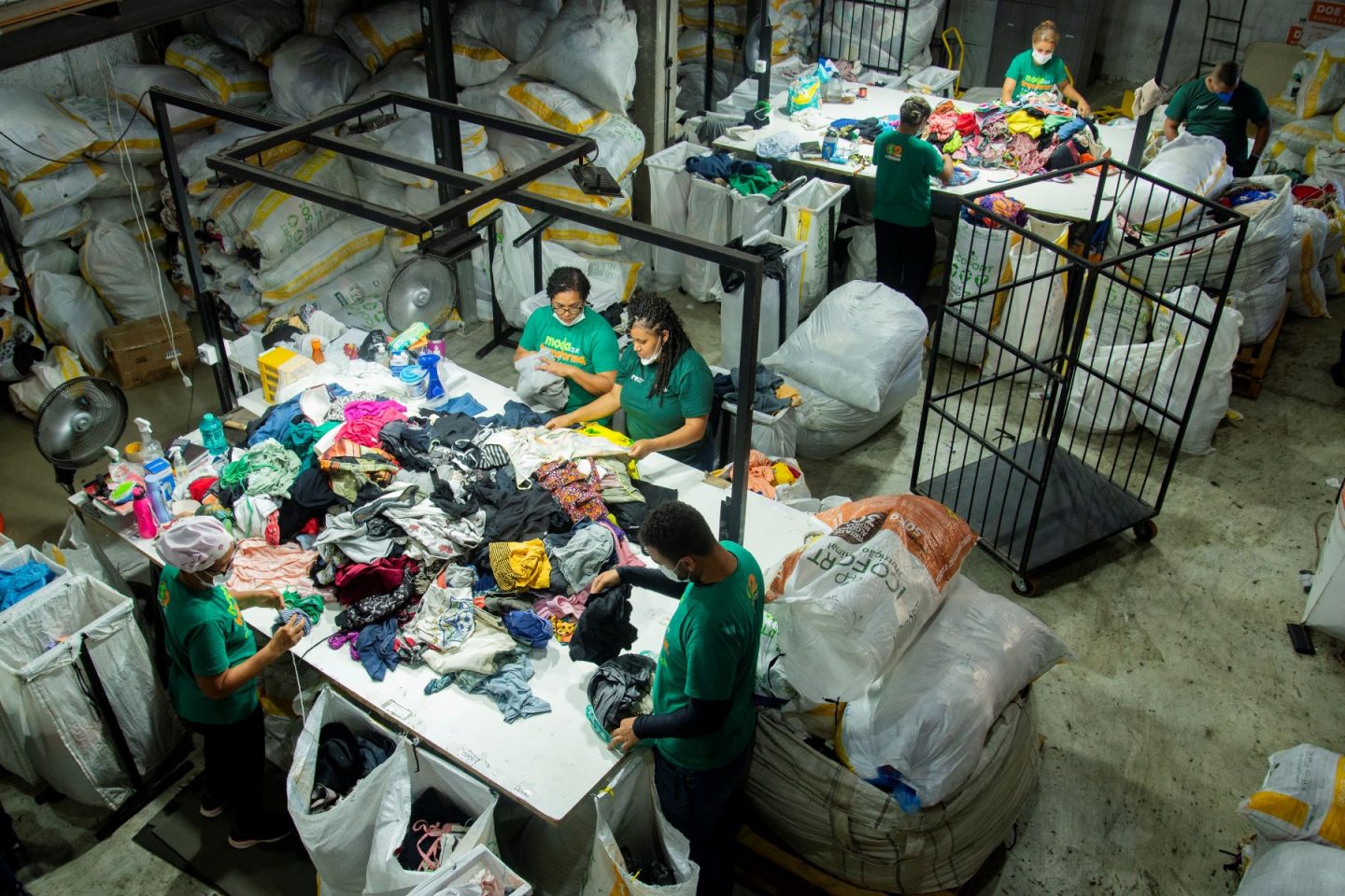 Centro de triagem do projeto Repense Reuse onde é feita a separação do material: reciclagem e incentivo ao empreendedorismo feminino (Foto: Divulgação)
