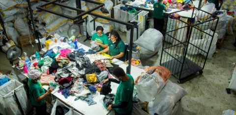 Centro de triagem do projeto Repense Reuse onde é feita a separação do material: reciclagem e incentivo ao empreendedorismo feminino (Foto: Divulgação)
